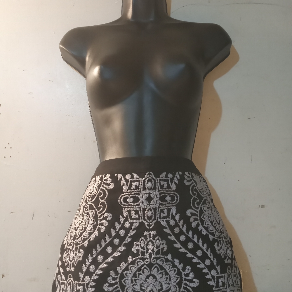 An Elegant Pre-loved Size S "Andree Blue" Embroidered Black Skirt